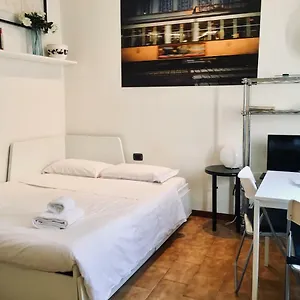 Cozy Central Studio - Porta Romana Apartment